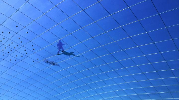 Oberes Seilnetz und ETFE-Folie mit Notentwässerungspunkten (vom Inneren des Kissens aus fotografiert) (© 3dtex)