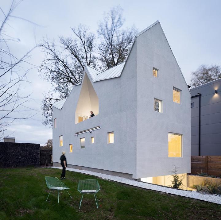 Rodinný dům Haus Gables v Atlantě, Georgie, USA (© NAARO | naaro.com)