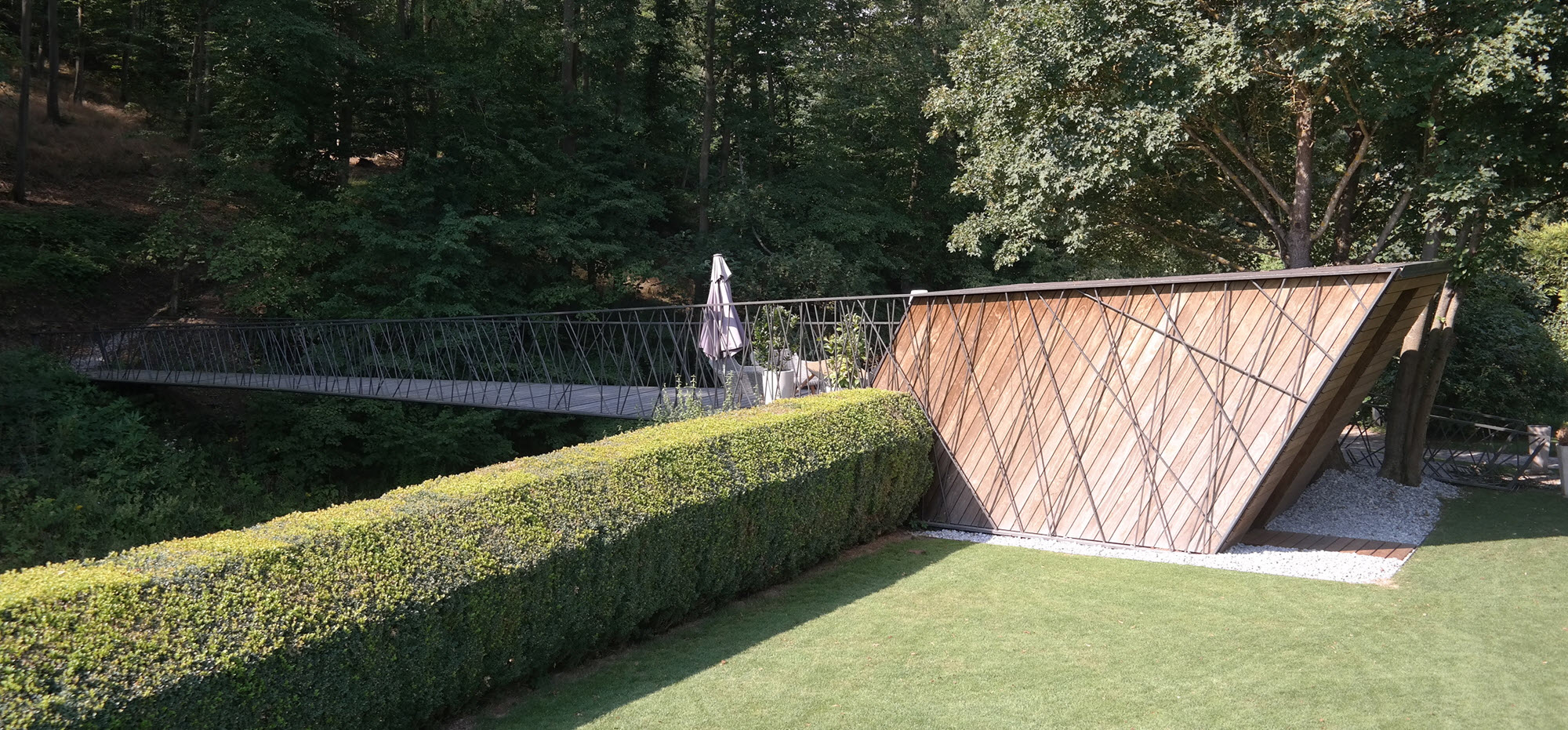 Fußgängersteg mit gartenseitigem Gerätehaus (© 4juu architekten)