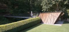 Fußgängersteg mit gartenseitigem Gerätehaus (© 4juu architekten)