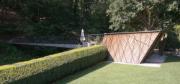 Fußgängersteg mit gartenseitigem Gerätehaus (© 4juu architekten)