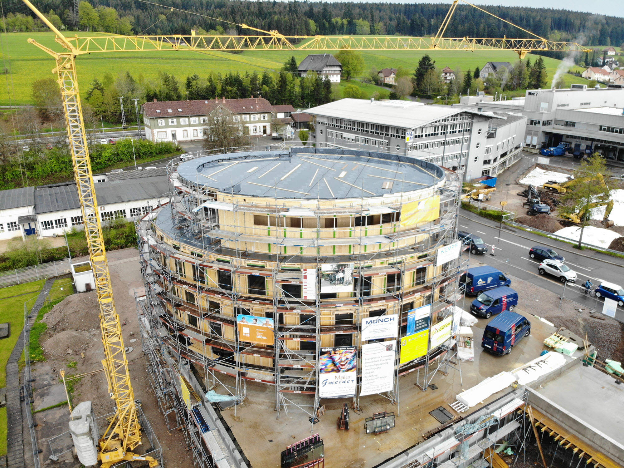 Čtyřpodlažní dřevěná konstrukce v St. Georgenu během výstavby (© Ketterer Architekten)