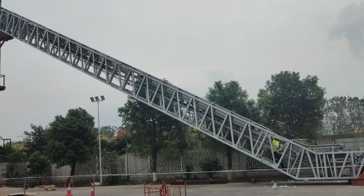 Příhradová konstrukce eskalátoru na zkušebním stanovišti během montáže (© Giant KONE Elevator Co., Ltd.)