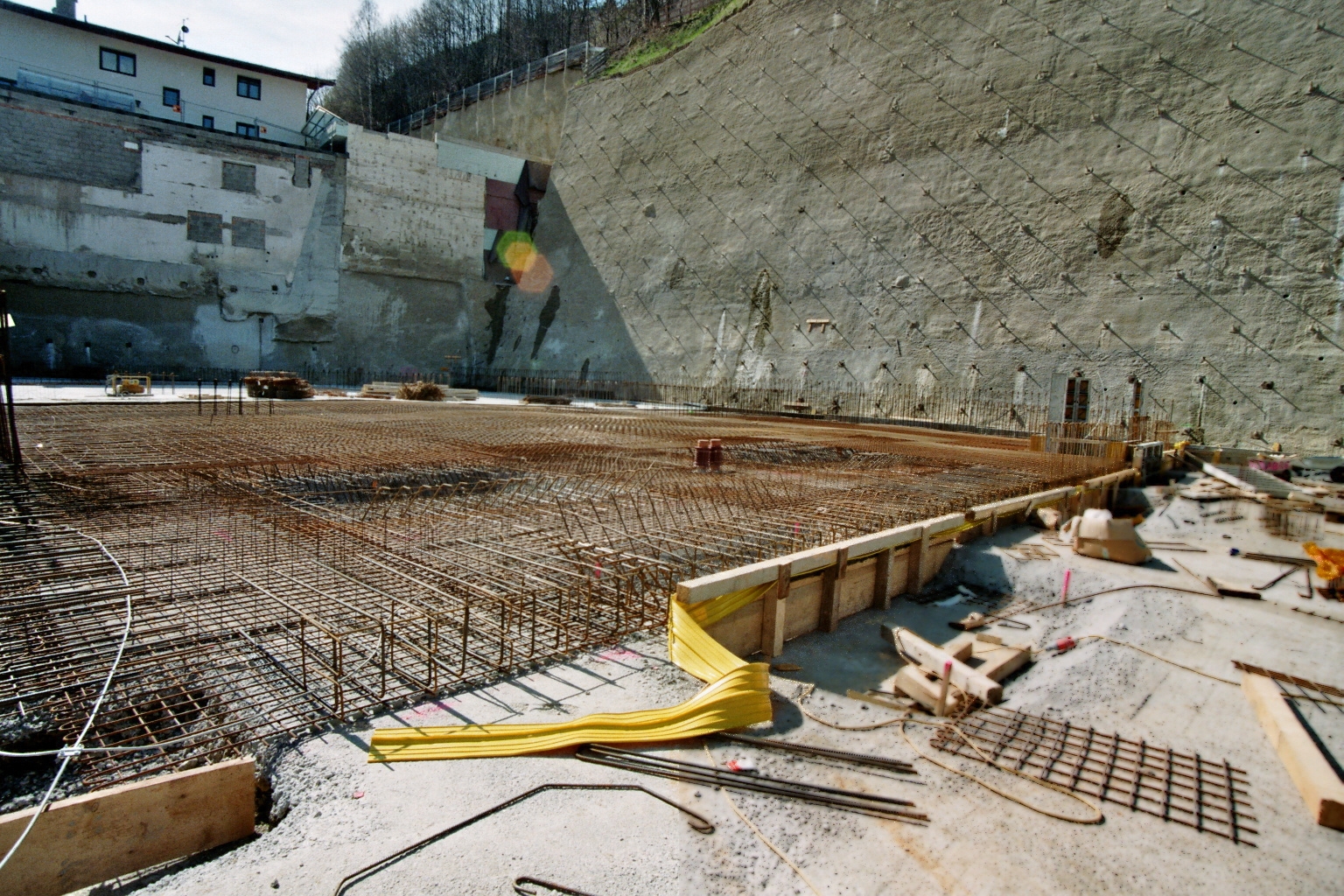 Vyztužení základové desky a svah stabilizovaný injektážními kotvami (© Dipl.-Ing. Rainer Zangerle)