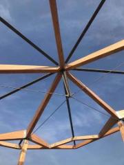 Provedení vrcholového uzlu (© Jing Kong & Associates Consulting Structural Engineers Inc.)