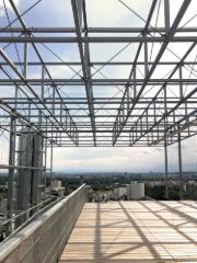 Pohled na město Linz z horní plošiny střešní terasy (© Bollinger+Grohmann)