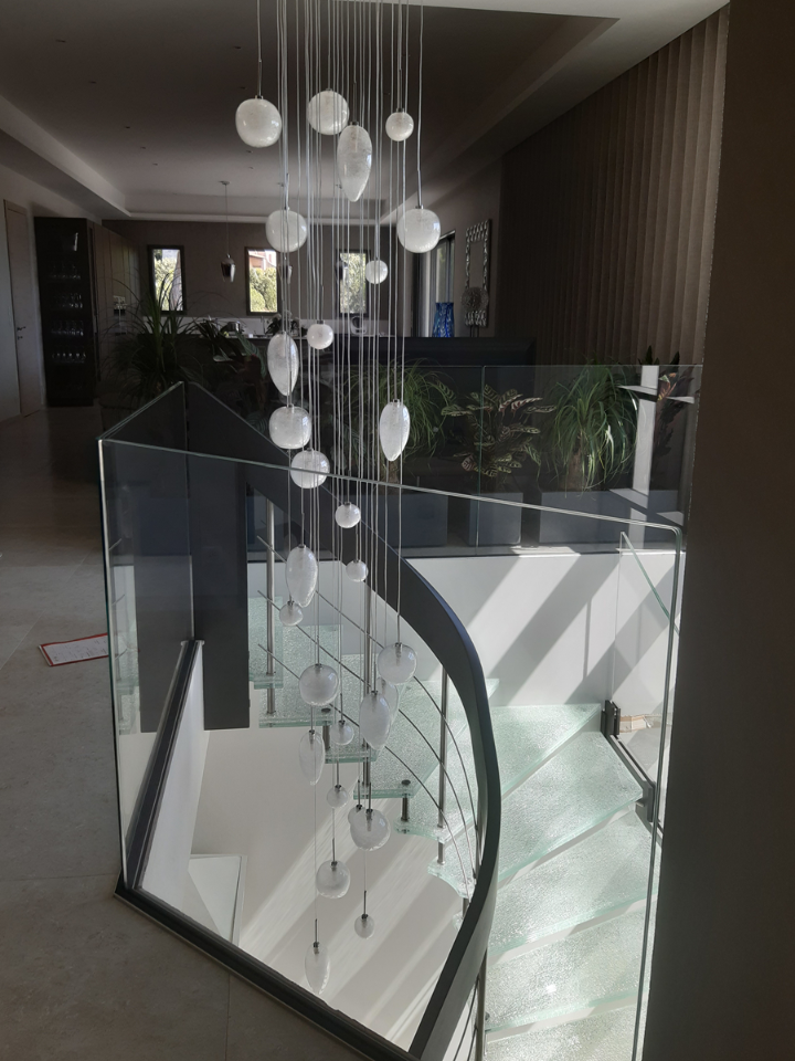 Horní část schodiště z několika materiálů (dřevo, ocel, sklo) Antibes, Francie (© YLEx)