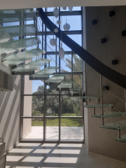 Celkový pohled na schodiště z několika materiálů (dřevo, ocel, sklo) Antibes, Francie (© YLEx)