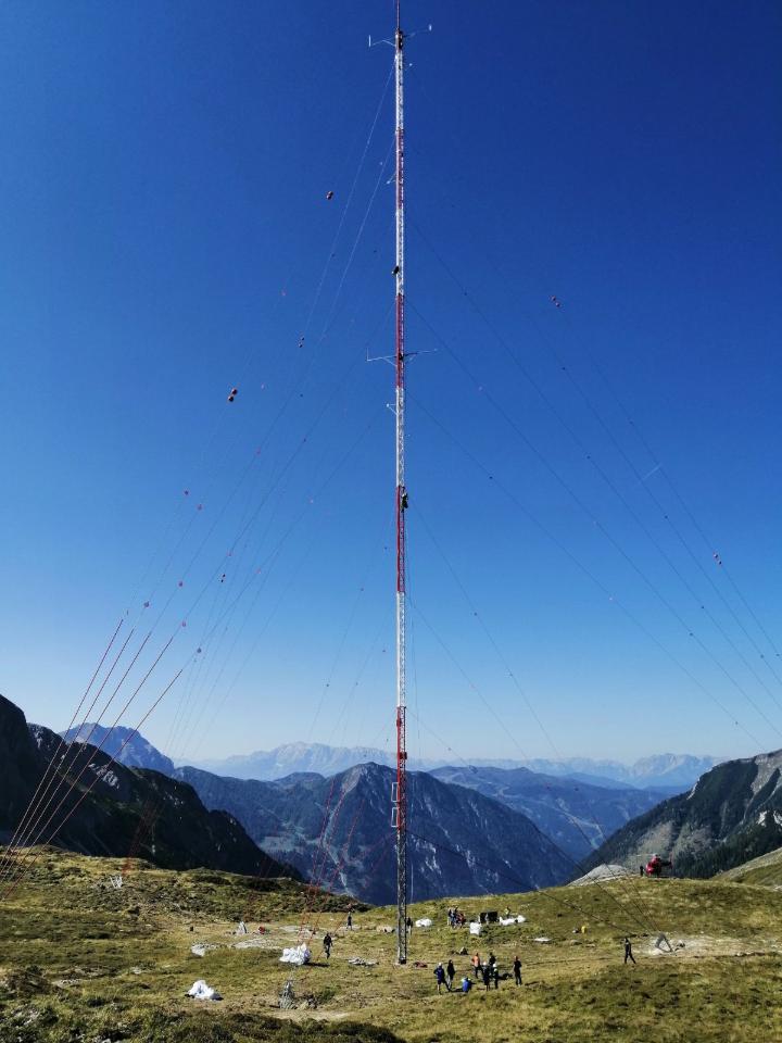 100 m vysoký stožár pro měření větru v nadmořské výšce 2100 m (© m3-ZT GmbH)