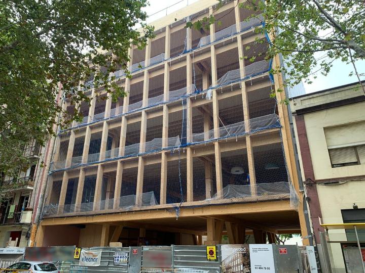 Wittywood, první celodřevěná kancelářská budova ve Španělsku (Barcelona) (© Estudi M103)