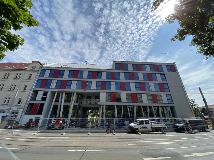 Čelní pohled na odbornou školu (© základ | d GmbH)
