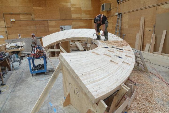 Výroba prvku z křížem lepeného dřeva (© StructureCraft)