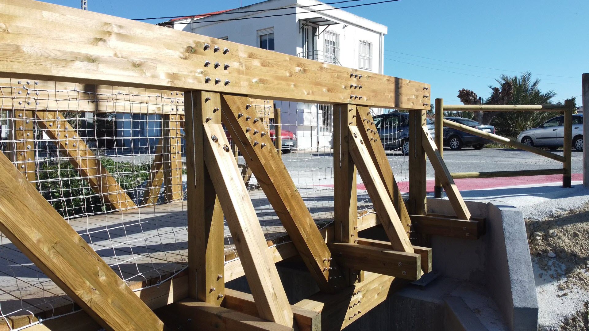 Detail spojů dřevěné lávky (© SIDO Madera)