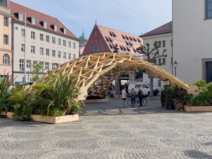 Dřevěná mřížová skořepina jako ukázkový projekt na náměstí Moritzplatz v Augsburgu | © Digital Timber Construction DTC, TH Augsburg