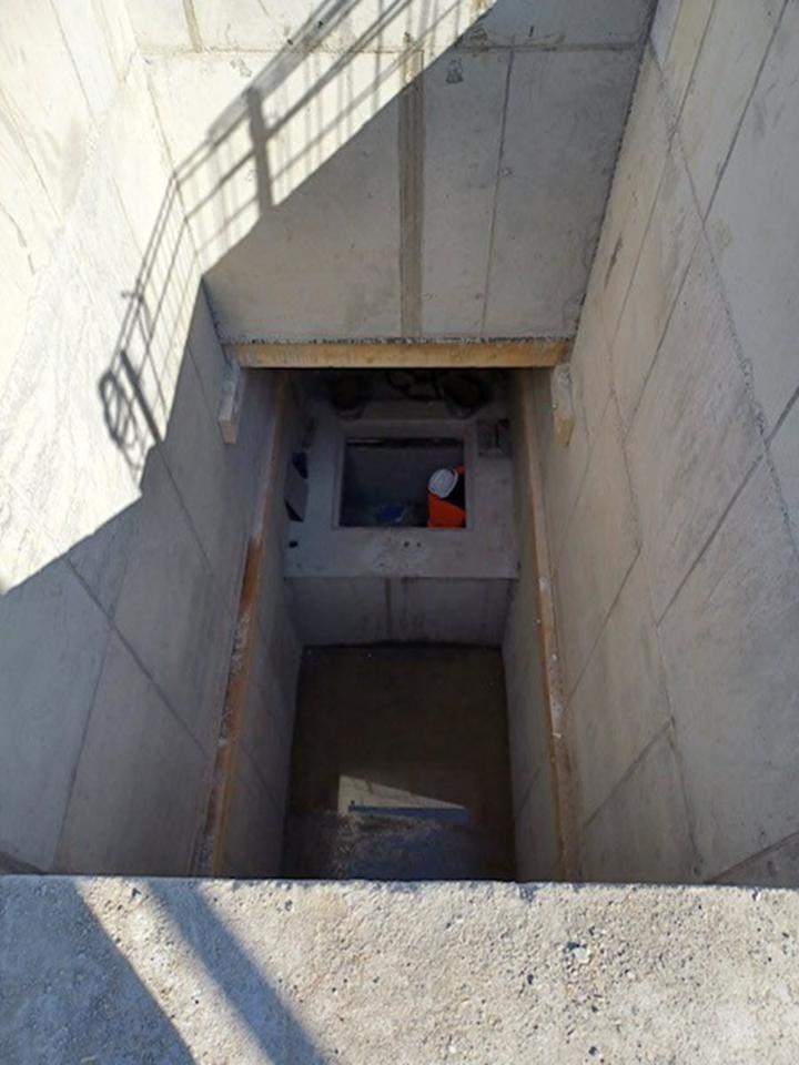 Železobetonová výtahová šachta na nástupišti 1 na nádraží v Montluçonu, Francie (© E.T.L Structures)