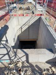 Železobetonová výtahová šachta na nástupišti 1 na nádraží v Montluçonu, Francie (© E.T.L Structures)