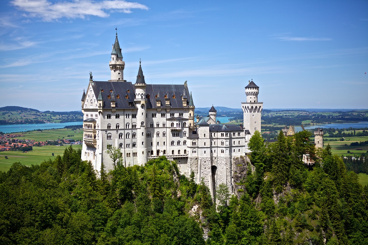 Pohled na pohádkový zámek Neuschwanstein
