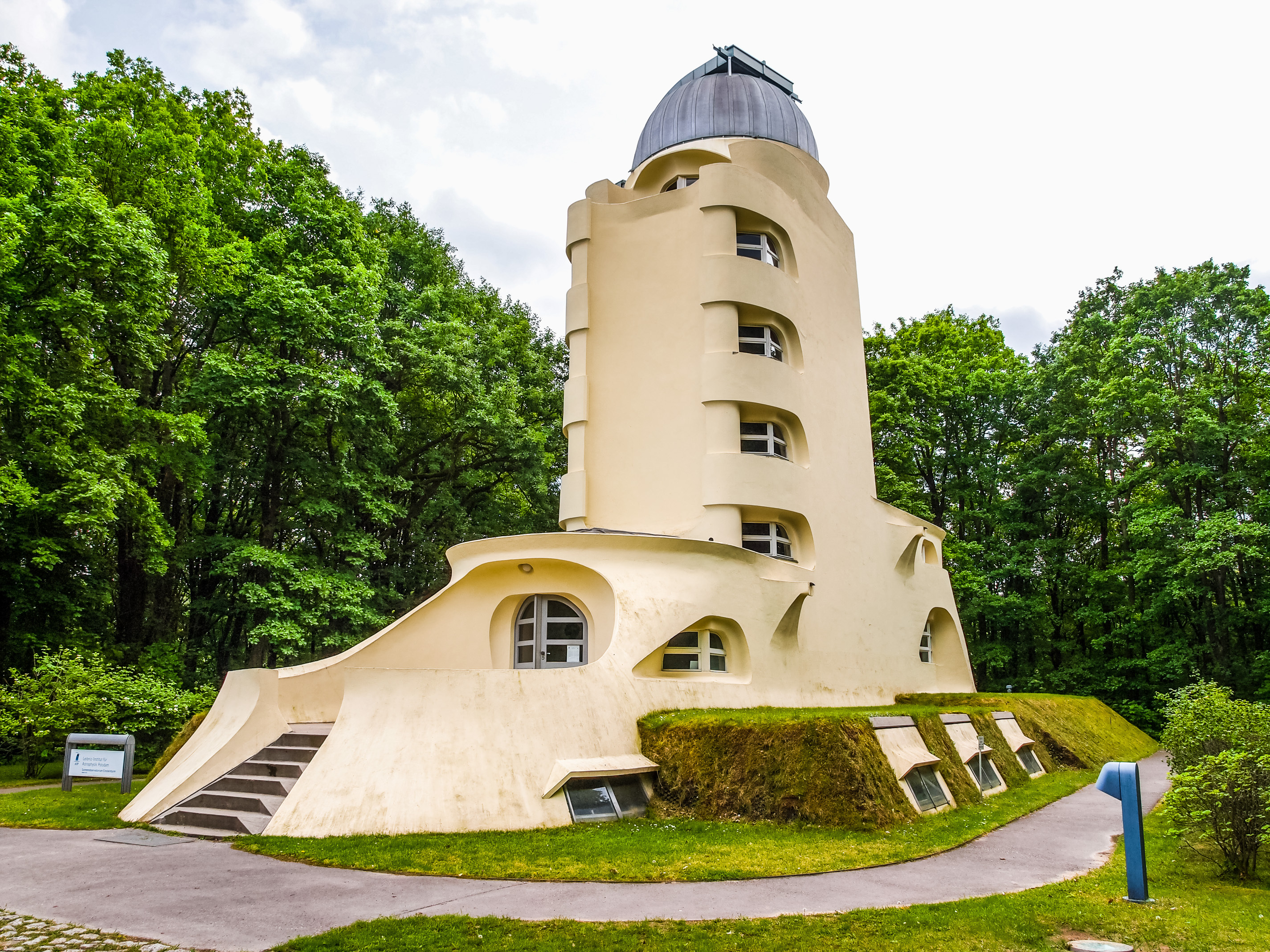 „Insteinova věž“ v Postupimi je známým příkladem expresionismu v architektuře.