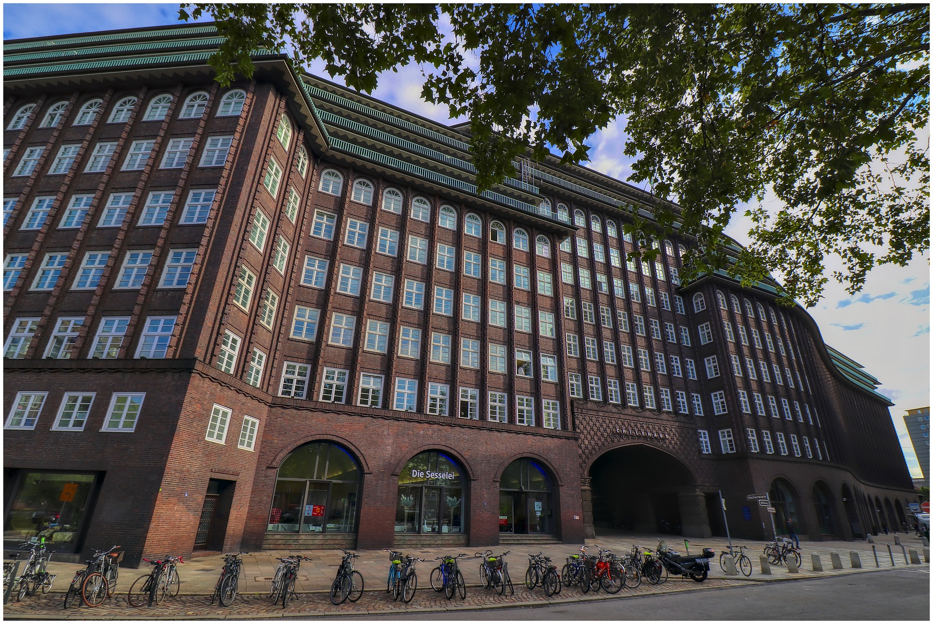 Chilehaus v Hamburku je dobrým příkladem cihlového expresionismu.