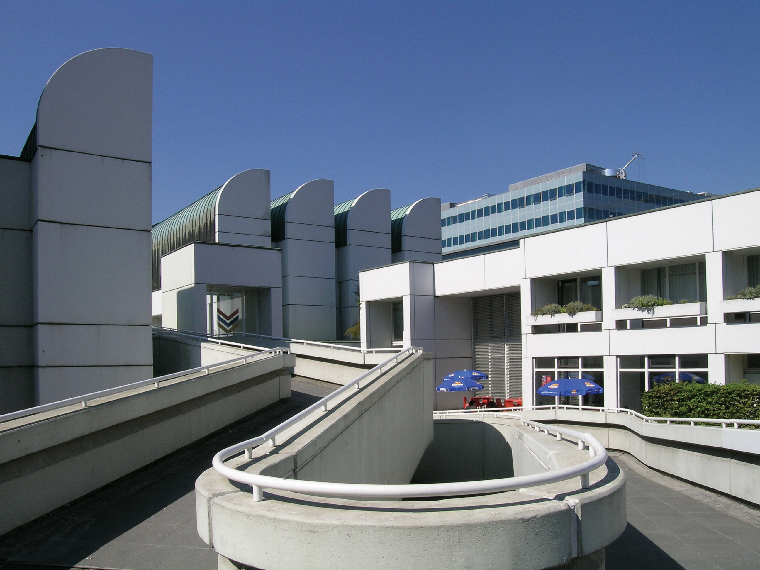 Bauhaus-Archiv v Berlíně se svými pilovými střechami je skutečným vyznáním lásky ke stylu Bauhaus.