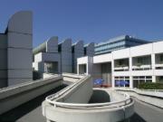 Bauhaus-Archiv v Berlíně se svými pilovými střechami je skutečným vyznáním lásky ke stylu Bauhaus.