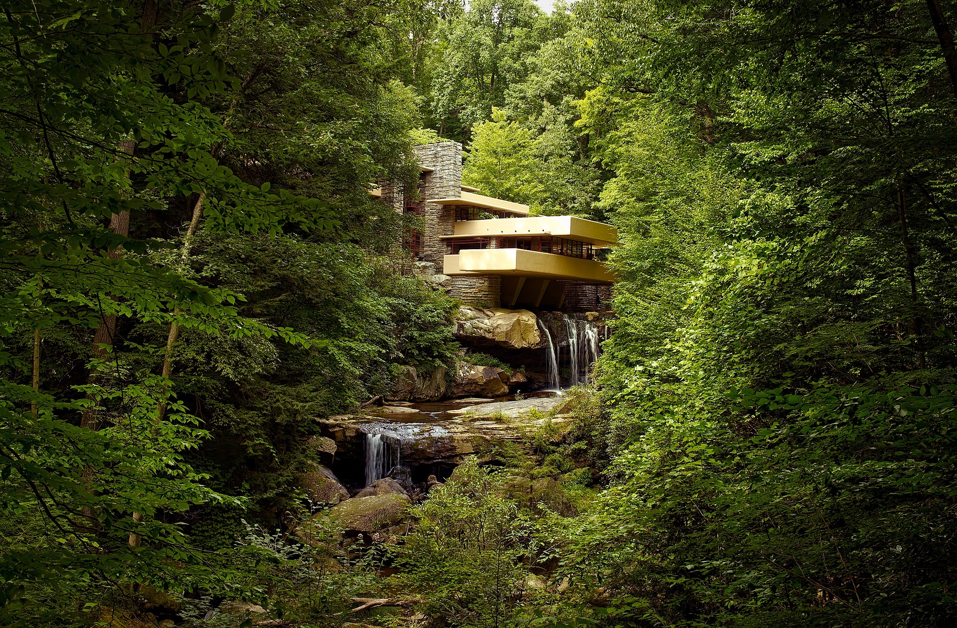 Fallingwater park je skutečným uměleckým dílem a ukázkovým příkladem harmonické jednoty budovy a prostředí.