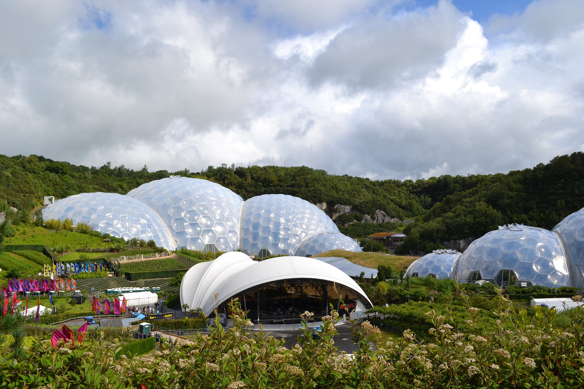 Při splynutí prostředí a budovy: Projekt Eden (UK)