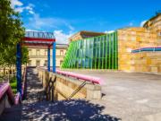 Postmoderní přístavba Nové státní galerie ve Stuttgartu přináší svěží barvy do panorámy města.