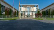 Spolkové kancléřství v Berlíně je vynikajícím příkladem současné postmoderní architektury.