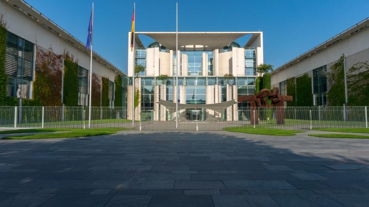 Spolkové kancléřství v Berlíně je vynikajícím příkladem současné postmoderní architektury.