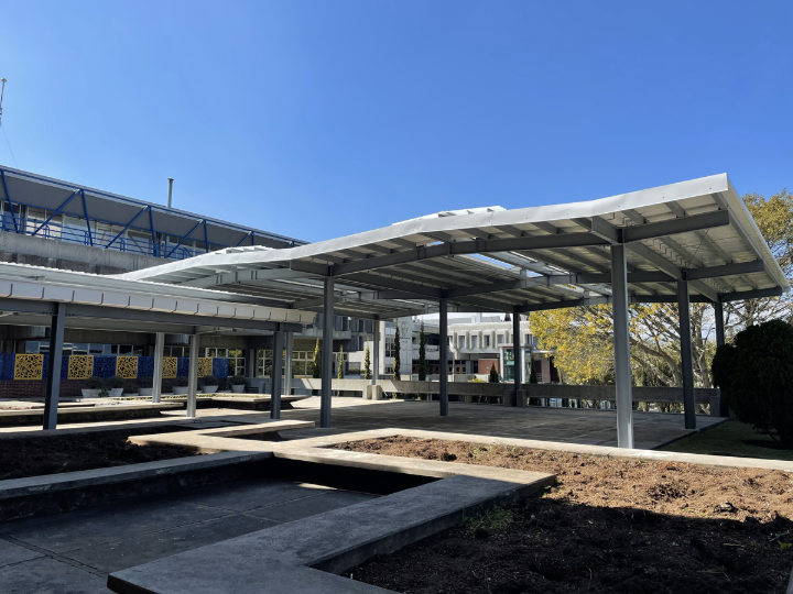 Kovová pergola na Univerzitě Rafaela Landívara (© Ing. Enrique de León)