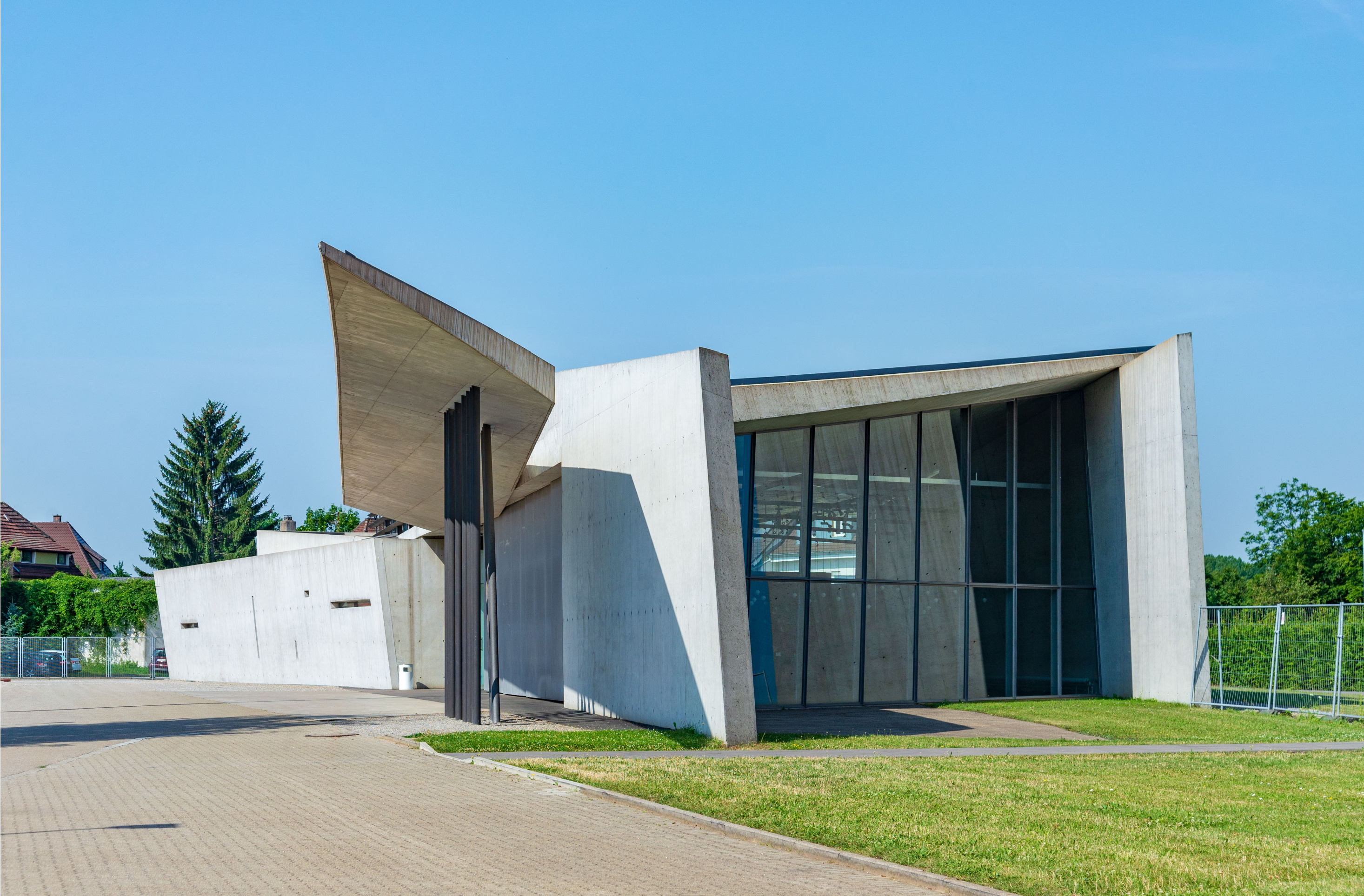 První kompletní stavba od Zahy Hadid a milník pro dekonstruktivismus: hasičské zbrojnice v areálu Vitra Campus.