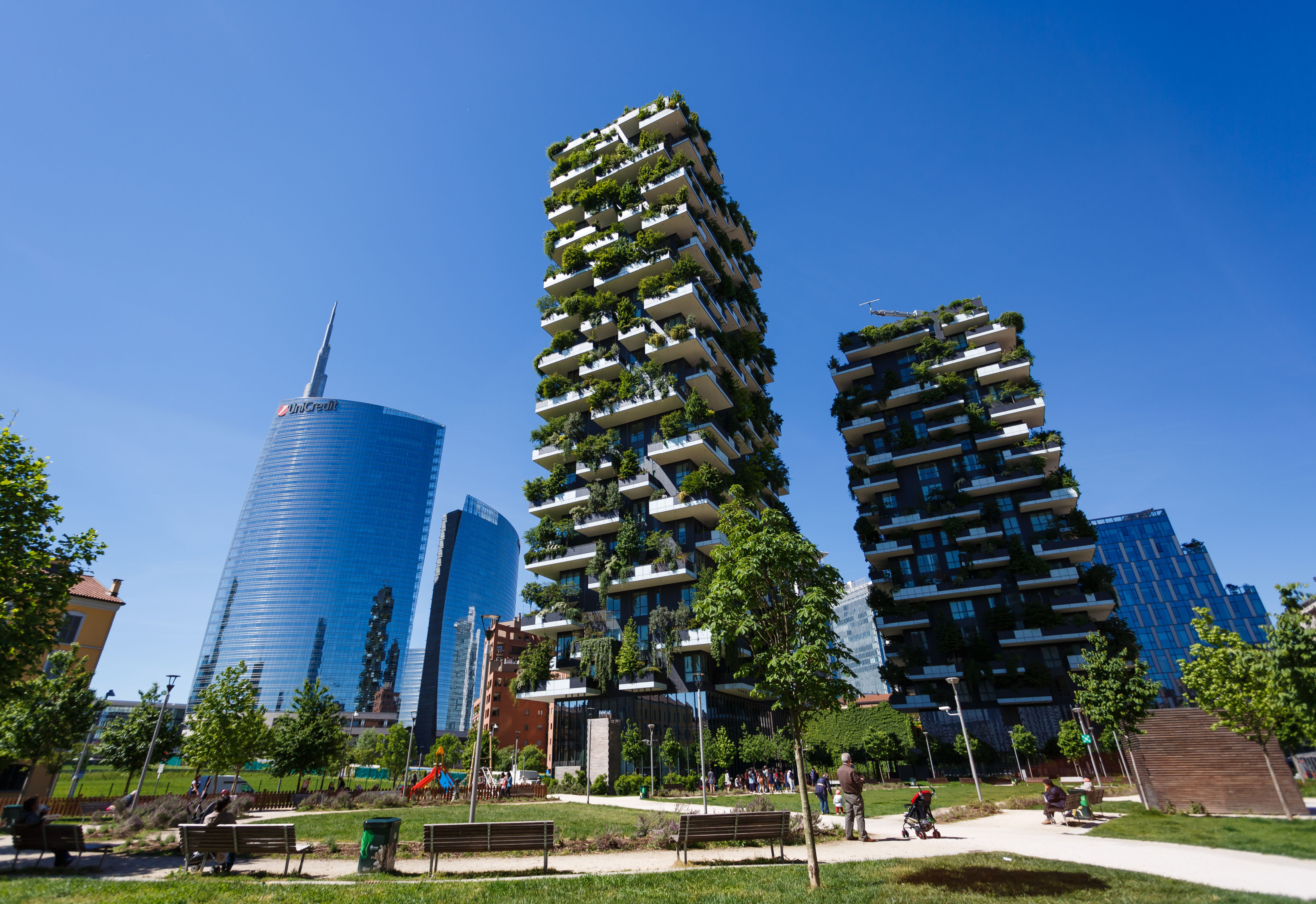 Bosco Verticale v Miláně v Itálii je úžasným příkladem low-tech architektury.