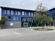 Čelní pohled na administrativní budovu se spřaženými ocelovými sloupy ve tvaru V | © Die Tragwerker GmbH