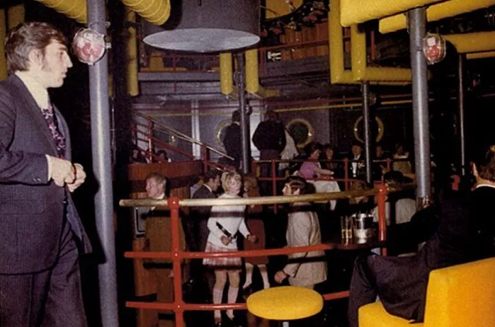 slavnostní ve Yellow Subaqua v Mnichově, zdroj: Diskotéka MJunik - od roku 1949 do současnosti (nakladatelství Blumenbar, Mnichov 2008)