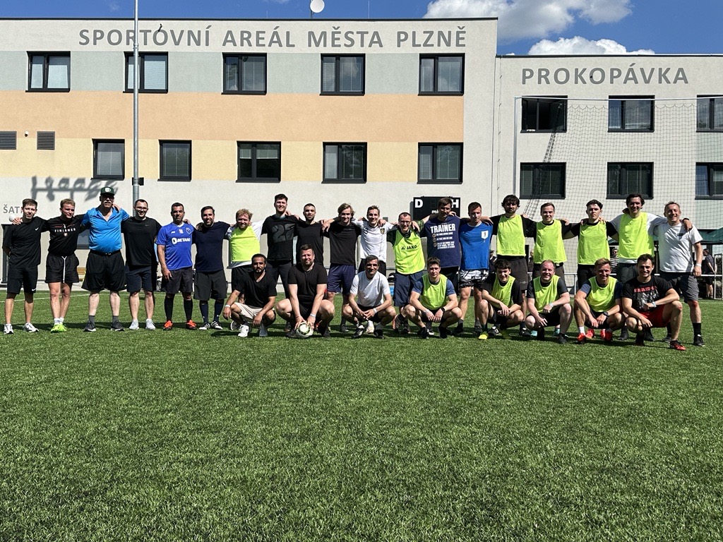Bylo to sportovní: Naše dva fotbalové týmy se utkaly.
