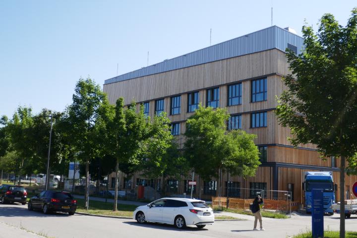 Moderní architektura laboratorní budovy v Garchingu u Mnichova, realizovaná z materiálů na bázi dřeva.