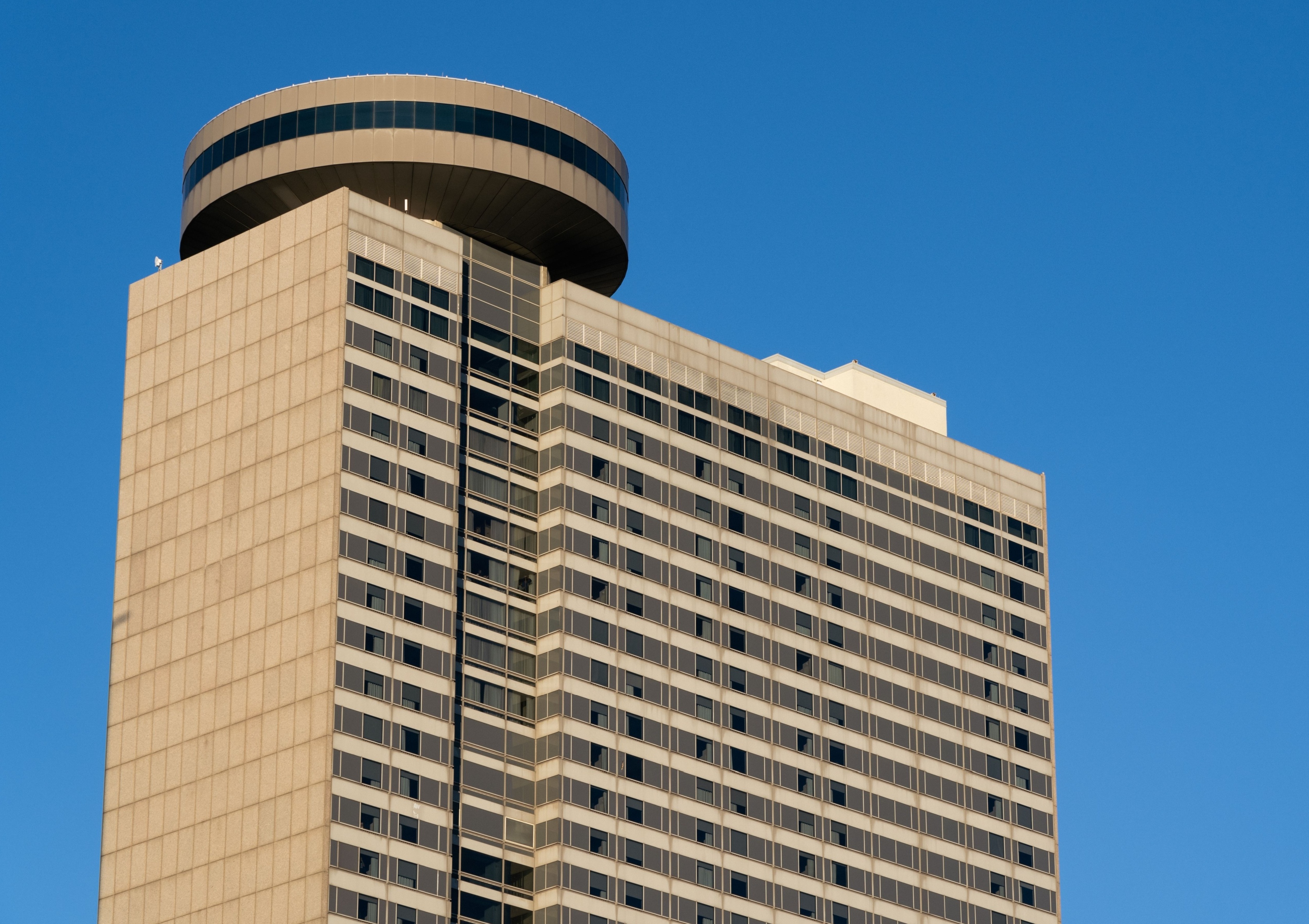 Hotel Hyatt Regency v Kansas City se nyní jmenuje Sheraton Kansas City Hotel at Crown Center.