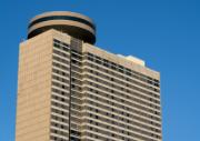 Hotel Hyatt Regency v Kansas City se nyní jmenuje Sheraton Kansas City Hotel at Crown Center.