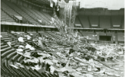 Zřícení střechy Kemper Areny po vydatných srážkách v roce 1979 (Zdroj: Wiss Janney Elstner/MatDL Wiki-CC).