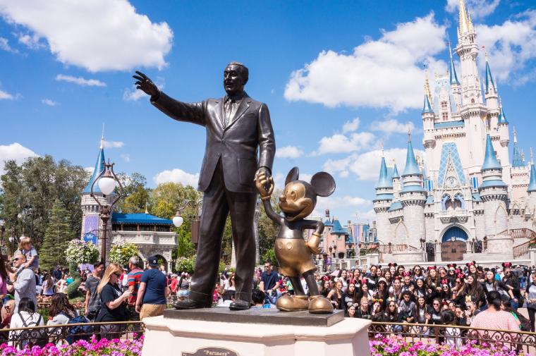 Socha Mickey Mouse po boku jeho slavného tvůrce Walta Disneyho v Disneylandu na Floridě.