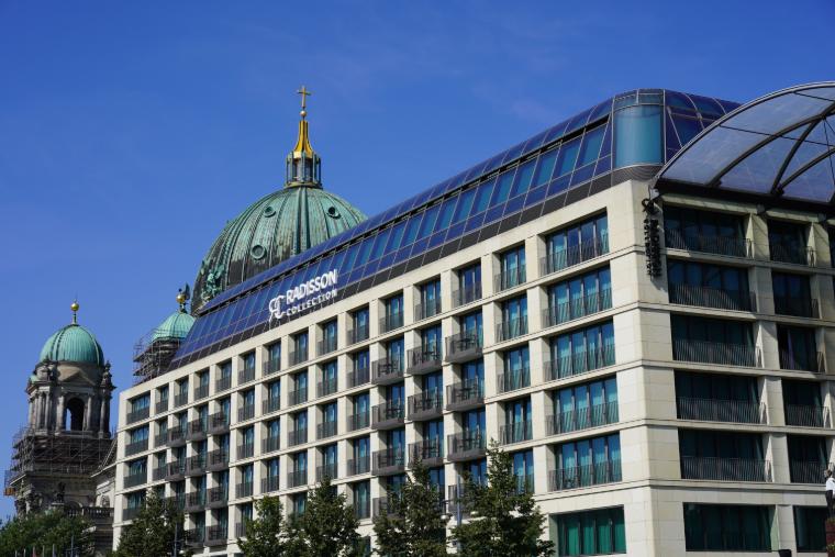 Hotel Radisson Collection na Karl-Liebknecht-Straße v Berlíně s moderní fasádou