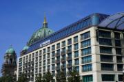 Hotel Radisson Collection na Karl-Liebknecht-Straße v Berlíně s moderní fasádou