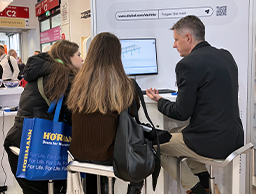 Tým inženýrů pro statiku konstrukcí diskutuje o vývoji nových softwarových funkcí pro program pro statické výpočty.