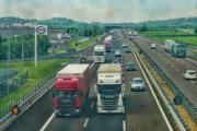 Nákladní automobily na dálnicích: Častý zdroj nebezpečí.