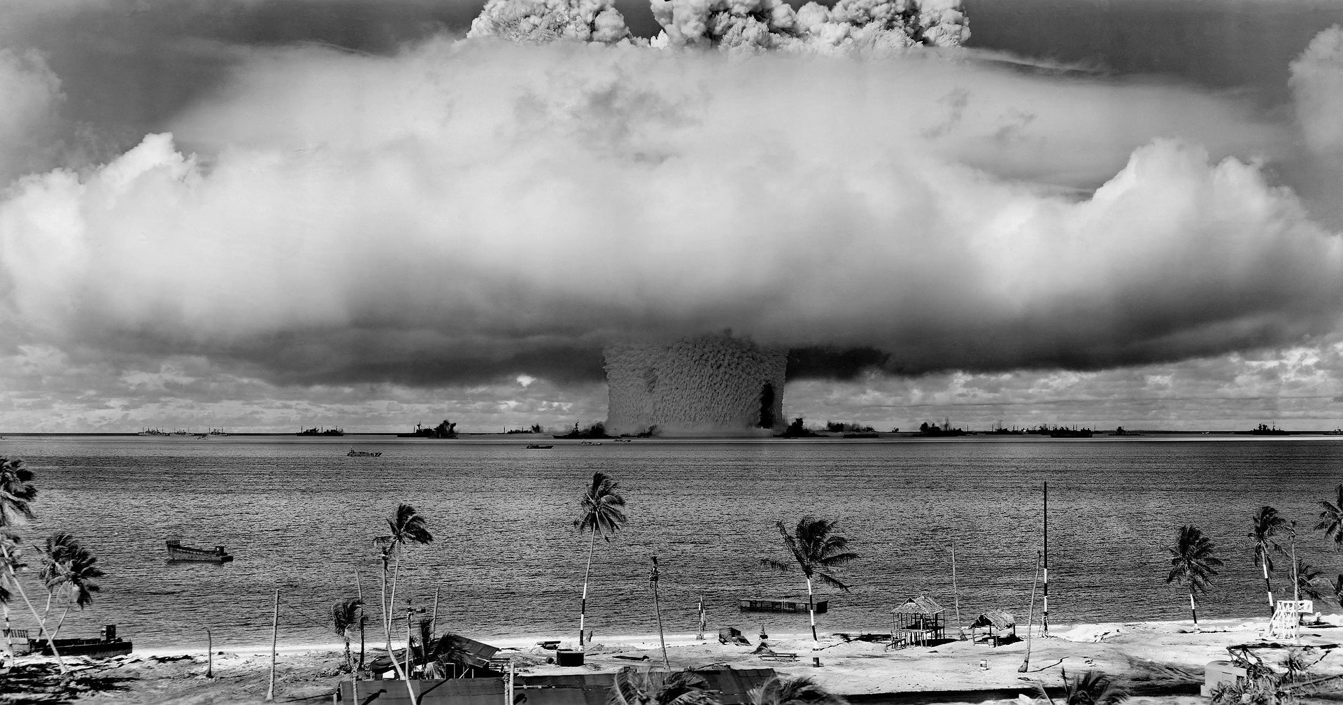 Typická exploze atomové bomby během testu na atolu Bikini mezi lety 1940 a 1950.