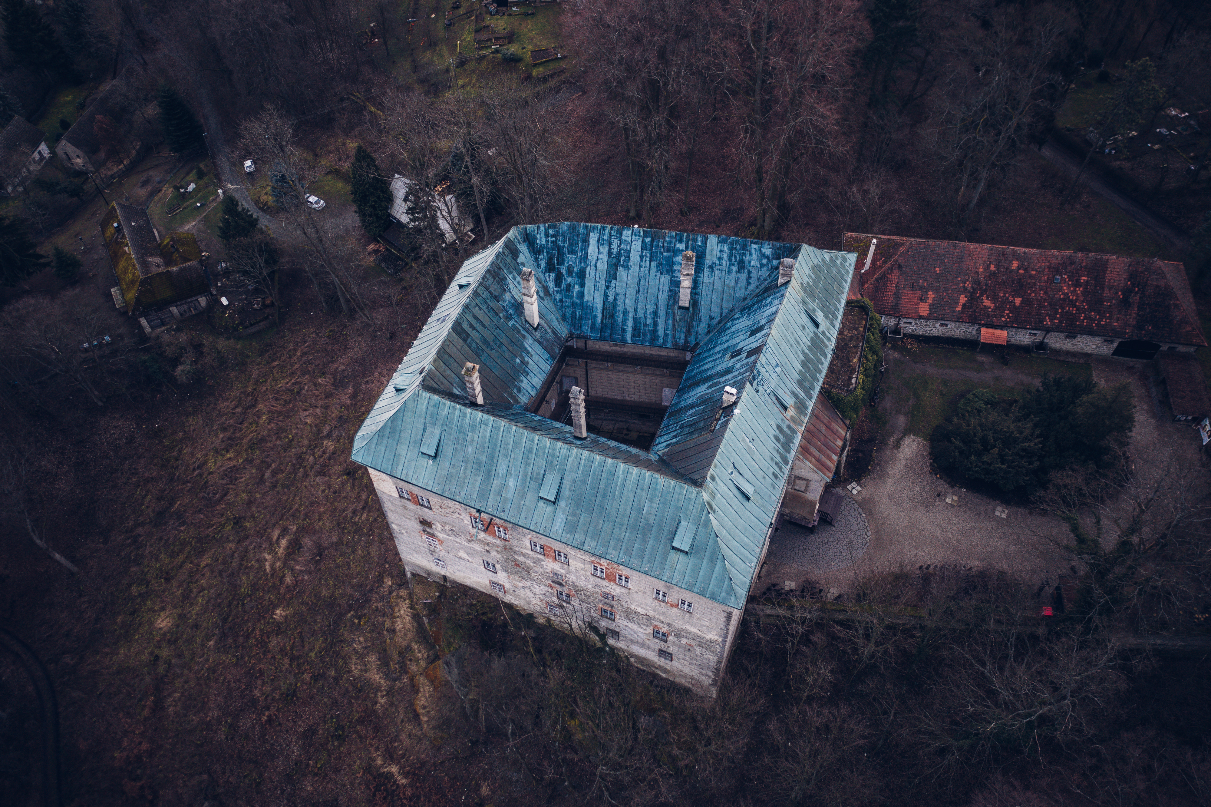 Pohled na historický hrad Houska obklopený hustou lesní krajinou a mytickými legendami