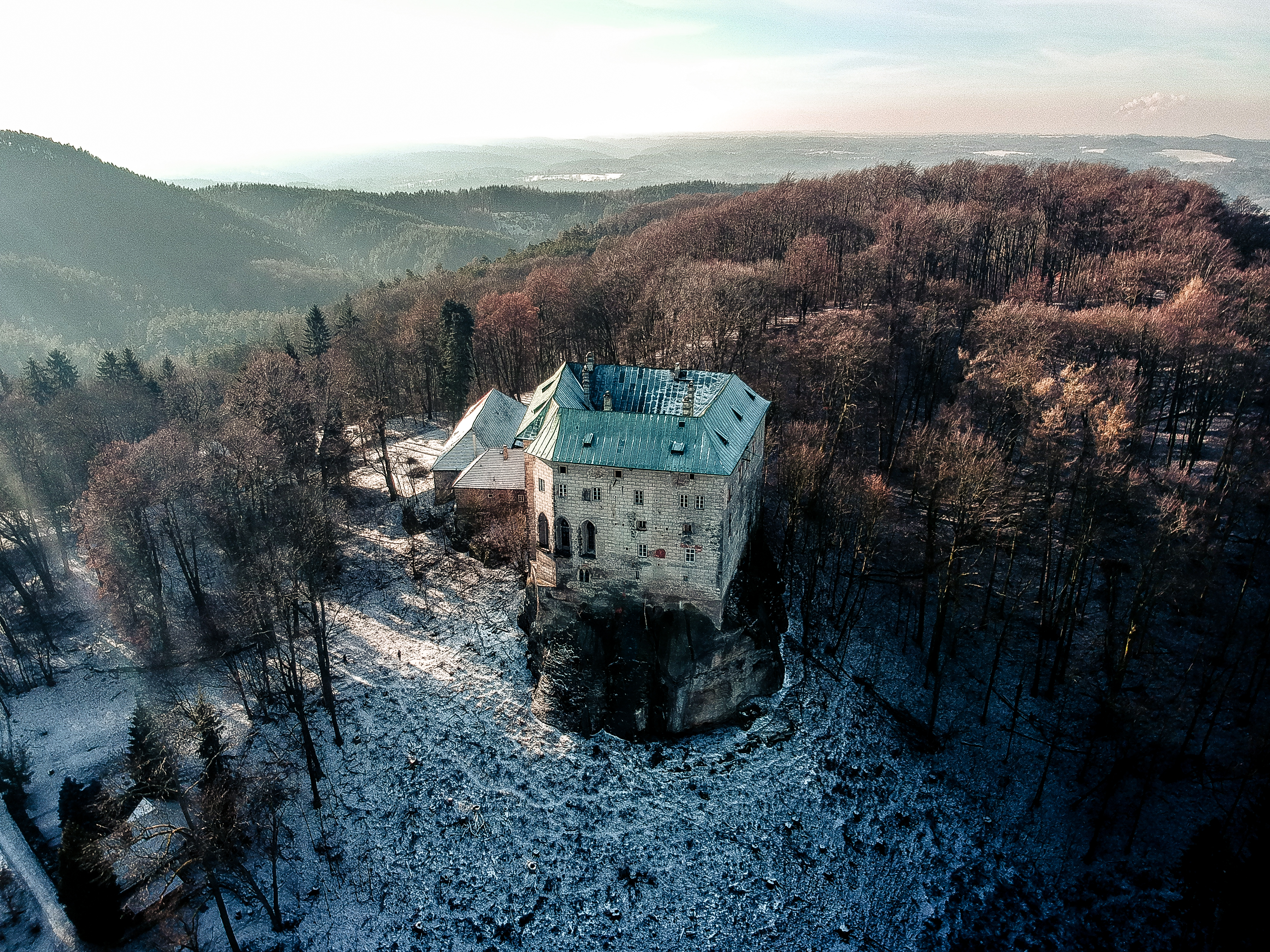 Hrad Houska v České republice při mrazivých teplotách, gotický hrad v zimní atmosféře