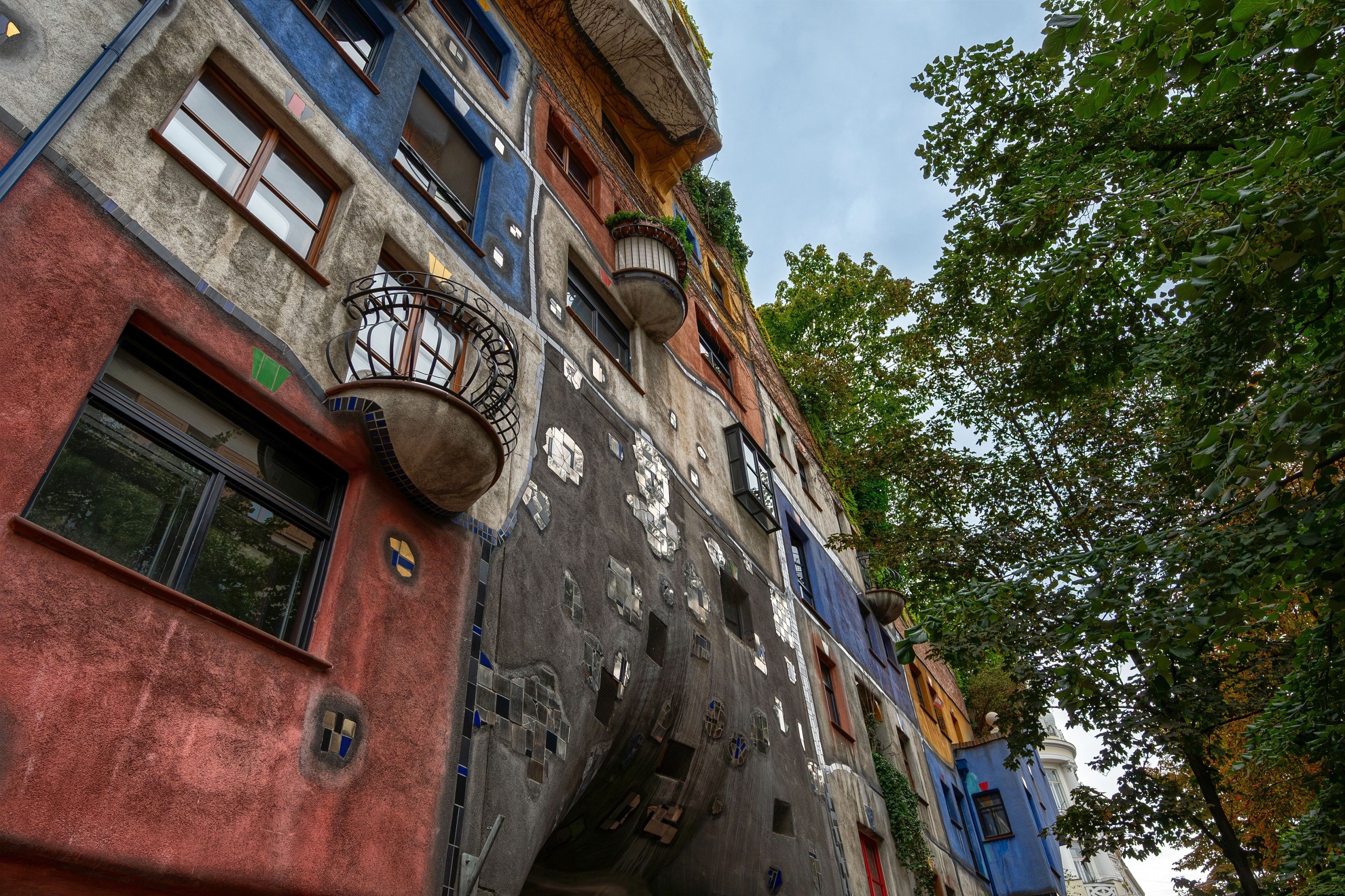 Fasáda Hundertwasserova domu ve Vídni musí být pravidelně udržována.