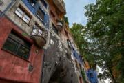 Fasáda Hundertwasserova domu ve Vídni musí být pravidelně udržována.